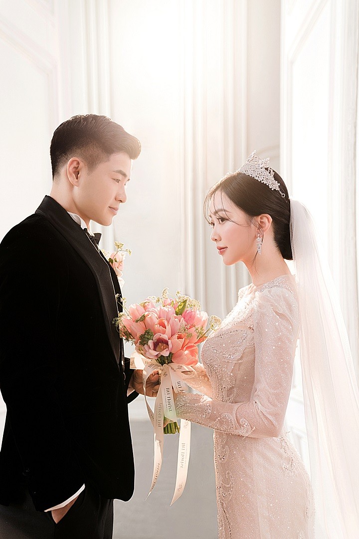 Hà Đức Chinh và vợ chụp ảnh cưới với trái bóng tại studio Hà Đức Chinh và vợ chụp ảnh cưới với trái bóng tại studio