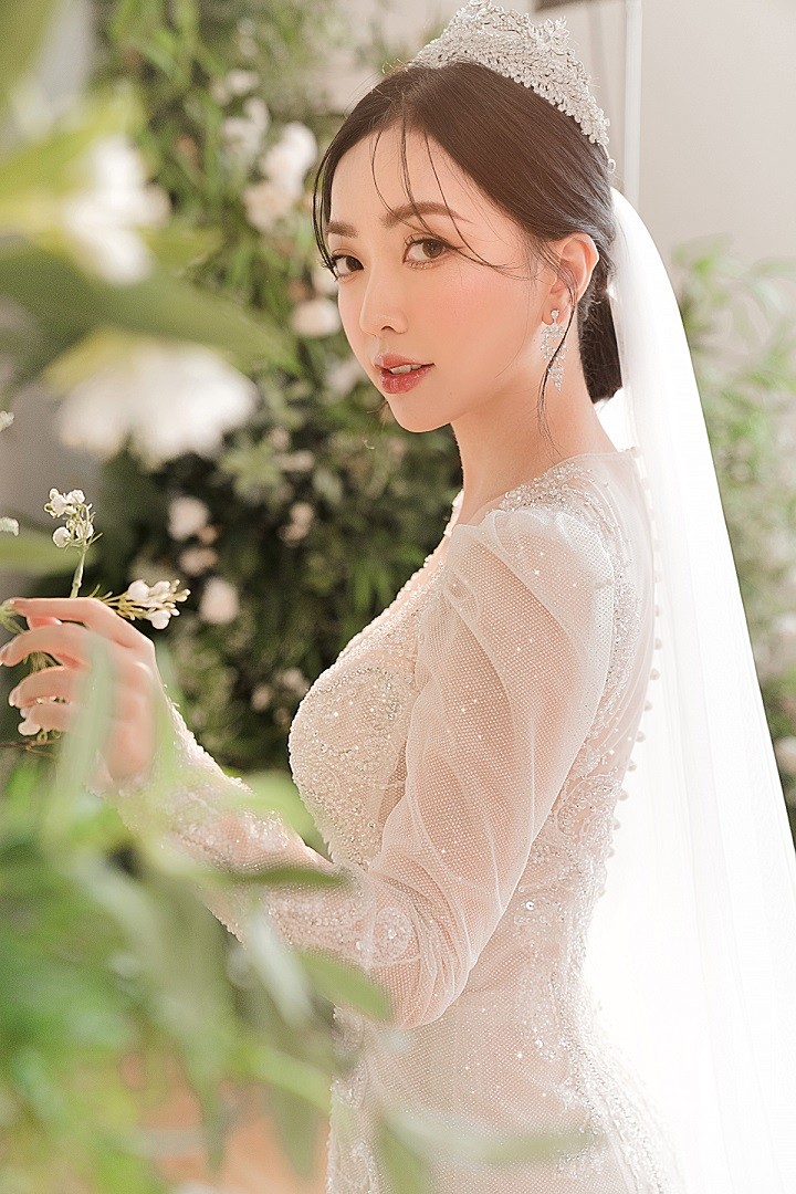 Hà Đức Chinh và vợ chụp ảnh cưới với trái bóng tại studio Hà Đức Chinh và vợ chụp ảnh cưới với trái bóng tại studio