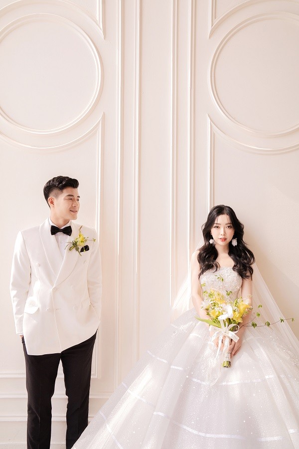 Hà Đức Chinh và vợ chụp ảnh cưới với trái bóng tại studio Hà Đức Chinh và vợ chụp ảnh cưới với trái bóng tại studio