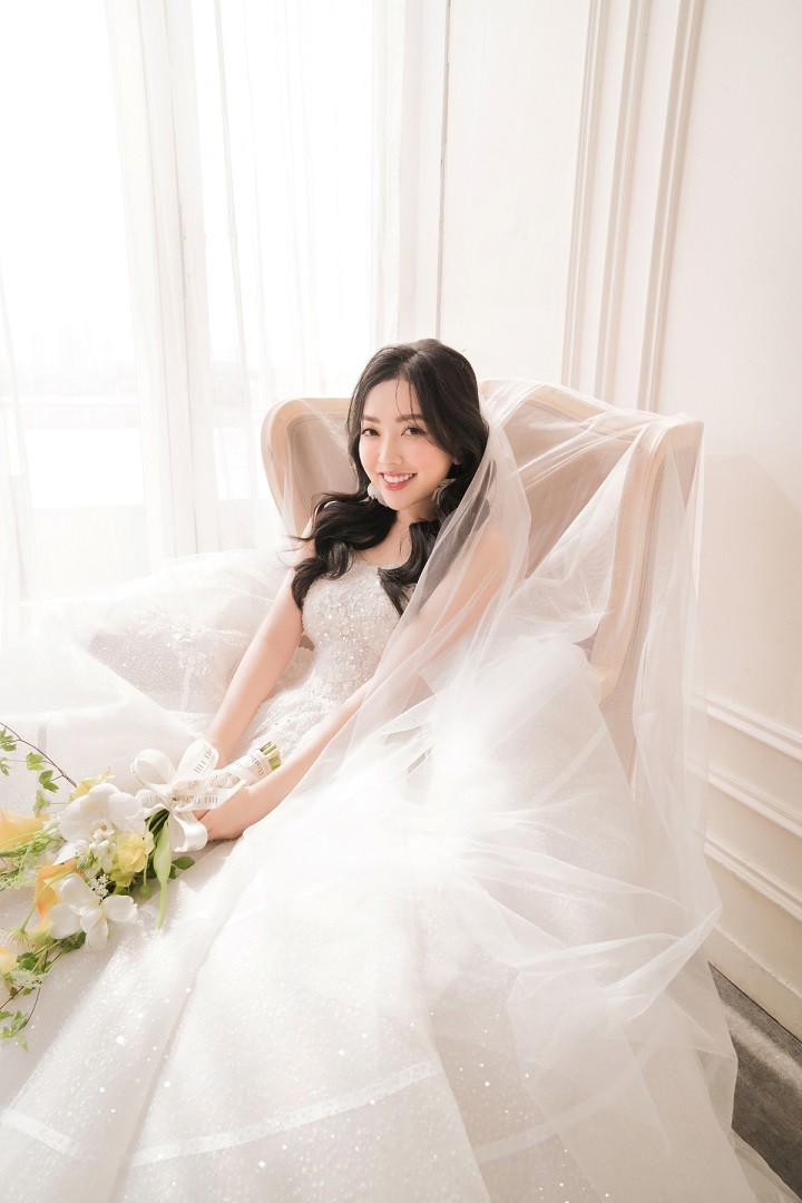 Hà Đức Chinh và vợ chụp ảnh cưới với trái bóng tại studio Hà Đức Chinh và vợ chụp ảnh cưới với trái bóng tại studio