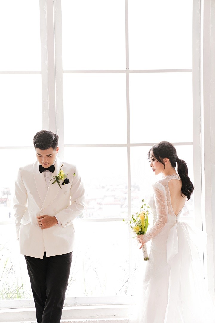 Hà Đức Chinh và vợ chụp ảnh cưới với trái bóng tại studio Hà Đức Chinh và vợ chụp ảnh cưới với trái bóng tại studio