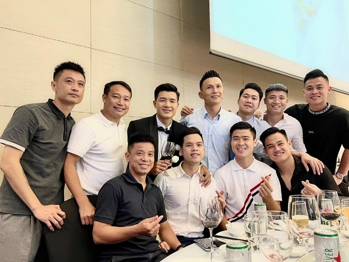 Dàn cầu thủ tuyển Việt Nam dự đám cưới tiền đạo Hà Đức Chinh