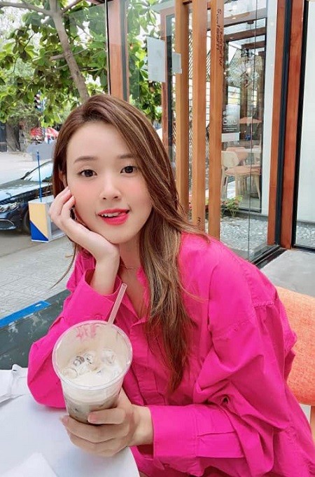 Hồng cánh sen dễ dàng giúp sao Việt 'nâng tông' làn da trắng sáng. Midu tận dụng các mẫu áo sơ mi, váy liền thân tôn ưu điểm hiệu quả.