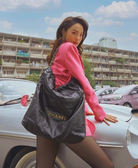 Sao Việt cập nhật 'hot trend' màu hồng cánh sen tôn da