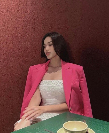 Sao Việt cập nhật 'hot trend' màu hồng cánh sen tôn da