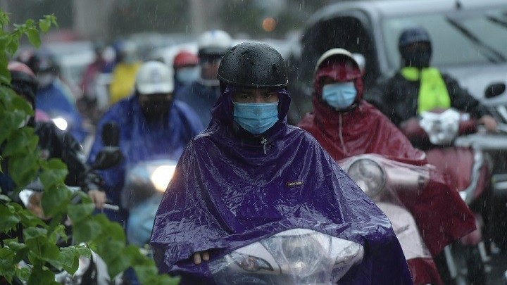 Dự báo thời tiết đêm nay và ngày mai (12-13/5): Hà Nội có mưa rào và dông; vùng núi và trung du Bắc Bộ mưa rất to; Trung Bộ, Nam Bộ có nơi nắng nóng