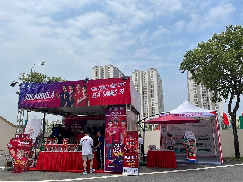 CĐV Indonesia rạng rỡ cổ vũ môn bóng rổ SEA Games 31