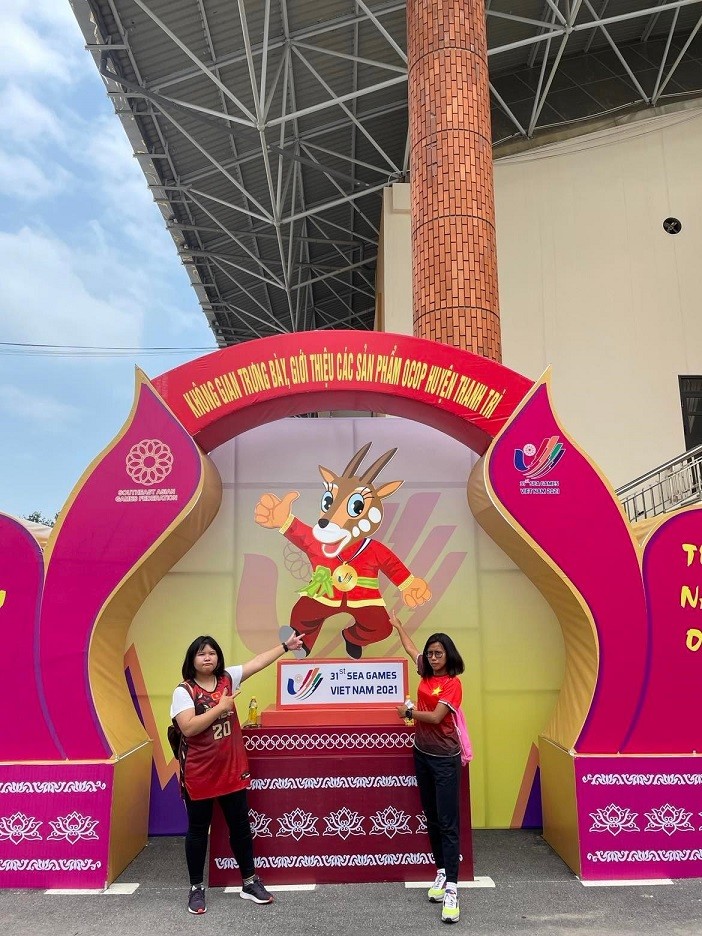 CĐV Indonesia rạng rỡ cổ vũ môn bóng rổ SEA Games 31