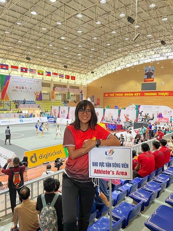 CĐV Indonesia rạng rỡ cổ vũ môn bóng rổ SEA Games 31