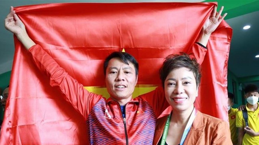 VĐV bắn súng Trần Quốc Cường và cha tâm sự xúc động sau khi giành HCV SEA Games 31