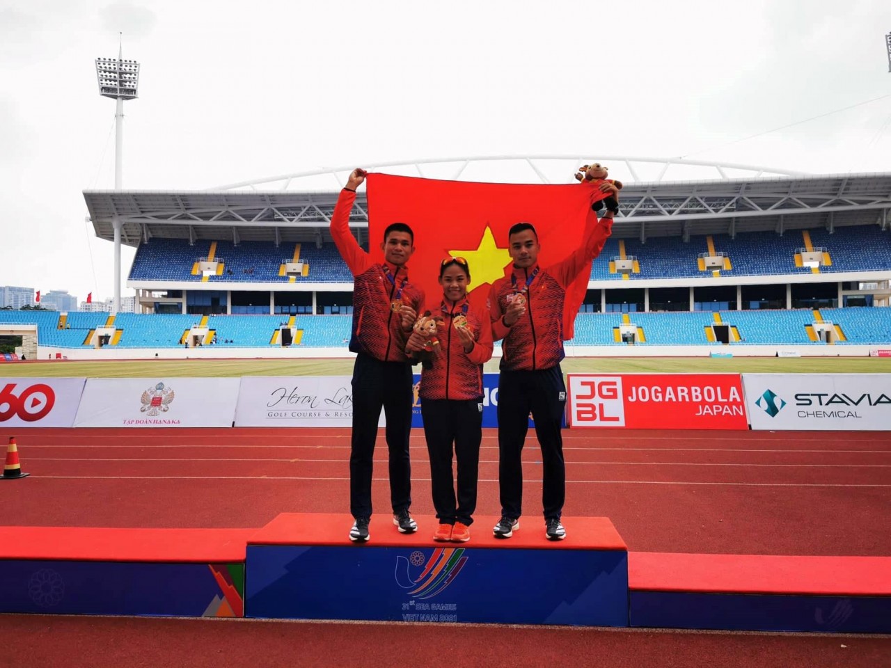 Việt Nam rực sáng SEA Games 31 với tấm HCV marathon nam lịch sử và 2 HCV đi bộ 20km