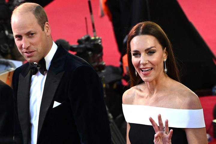 Vợ chồng Hoàng tử William và Kate Middleton nổi bật như hai ngôi sao hạng A của Hollywood khi tới dự buổi công chiếu Top Gun: Maverick ở London tối 19/5. Tại sự kiện, Kate diện váy hở vai của Roland Mouret, cầm clutch trị giá 2.300 bảng của Alexander McQueen. Trong khi đó, Hoàng tử William lịch lãm với áo khoác dạ nhung hiệu Alexander McQueen, quần tây tuxedo và đi giày nhung thêu hình máy bay chiến đấu như một cách tôn vinh bộ phim của Tom Cruise. Vợ chồng Hoàng tử William và Kate Middleton nổi bật như hai ngôi sao hạng A của Hollywood khi tới dự buổi công chiếu Top Gun: Maverick ở London tối 19/5. Tại sự kiện, Kate diện váy hở vai của Roland Mouret, cầm clutch trị giá 2.300 bảng của Alexander McQueen. Trong khi đó, Hoàng tử William lịch lãm với áo khoác dạ nhung hiệu Alexander McQueen, quần tây tuxedo và đi giày nhung thêu hình máy bay chiến đấu như một cách tôn vinh bộ phim của Tom Cruise.