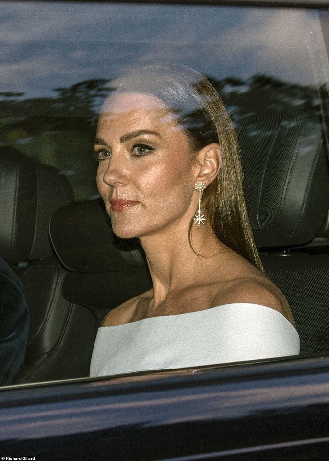 Top Gun 2: Những hình ảnh tuyệt đẹp của Công nương Kate trên tham đỏ công chiếu phim Top Gun 2: Những hình ảnh tuyệt đẹp của Công nương Kate trên tham đỏ công chiếu phim