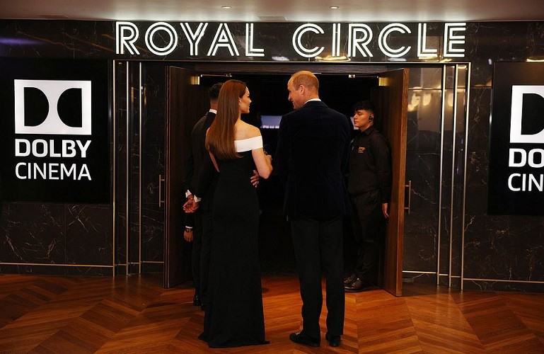 Top Gun 2: Những hình ảnh tuyệt đẹp của Công nương Kate trên tham đỏ công chiếu phim Top Gun 2: Những hình ảnh tuyệt đẹp của Công nương Kate trên tham đỏ công chiếu phim