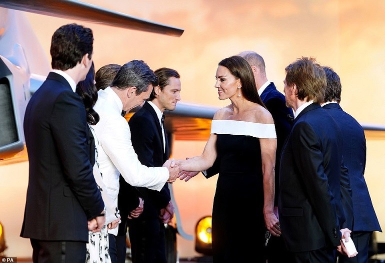 Top Gun 2: Những hình ảnh tuyệt đẹp của Công nương Kate trên tham đỏ công chiếu phim Top Gun 2: Những hình ảnh tuyệt đẹp của Công nương Kate trên tham đỏ công chiếu phim