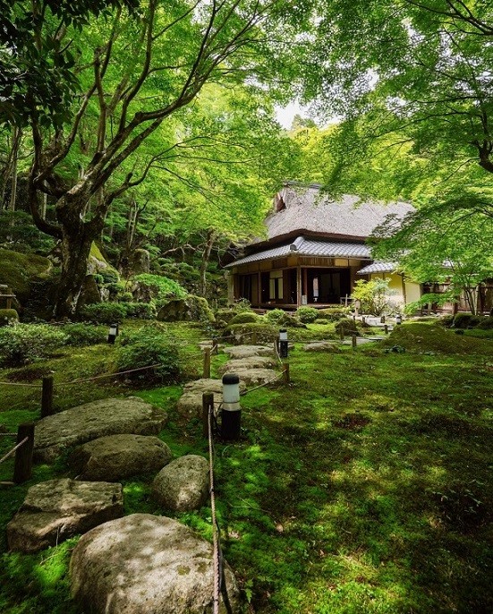 Kyorinbo do Hoàng tử Shotoku xây dựng, nép mình dưới chân một ngọn núi nhỏ ở Azuchi-cho, Omihachiman, tỉnh Shiga, là một trong những điểm đến nổi tiếng vào mùa thu ở Nhật Bản. Những mùa còn lại trong năm, ngôi đền mang một vẻ đẹp riêng. Lối đi trong đền hình thành từ những tảng đá núi. Khuôn viên sân là một khu vườn đá rêu phong.