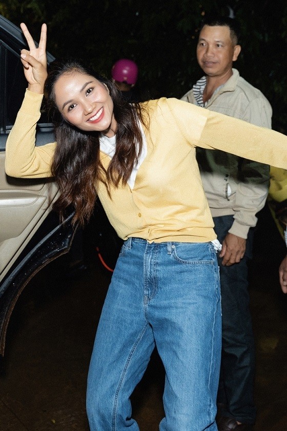 Giữ đúng lời hứa, H'Hen Niê về thăm nhà sau khi hoàn thành công việc tuyển sinh Hoa hậu các dân tộc Việt Nam ở Đại học Tây Nguyên. Cô dành thời gian cuối tuần bên bố mẹ, anh chị và các cháu; mời cả gia đình cùng bà con trong buôn ra rạp xem phim đầu tay của mình. Giữ đúng lời hứa, H'Hen Niê về thăm nhà sau khi hoàn thành công việc tuyển sinh Hoa hậu các dân tộc Việt Nam ở Đại học Tây Nguyên. Cô dành thời gian cuối tuần bên bố mẹ, anh chị và các cháu; mời cả gia đình cùng bà con trong buôn ra rạp xem phim đầu tay của mình.