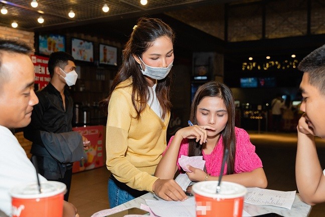 578: Phát đạn của kẻ điên: H'Hen Niê được buôn làng tặng hoa và bánh sinh nhật khi xem phim 578: Phát đạn của kẻ điên: H'Hen Niê được buôn làng tặng hoa và bánh sinh nhật khi xem phim