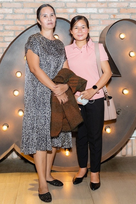 578: Phát đạn của kẻ điên: H'Hen Niê được buôn làng tặng hoa và bánh sinh nhật khi xem phim 578: Phát đạn của kẻ điên: H'Hen Niê được buôn làng tặng hoa và bánh sinh nhật khi xem phim