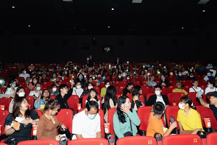 578: Phát đạn của kẻ điên: H'Hen Niê được buôn làng tặng hoa và bánh sinh nhật khi xem phim 578: Phát đạn của kẻ điên: H'Hen Niê được buôn làng tặng hoa và bánh sinh nhật khi xem phim