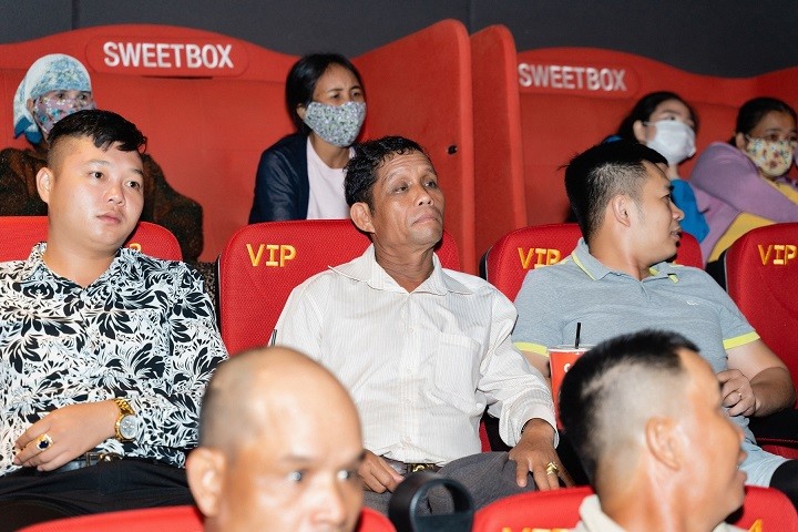 578: Phát đạn của kẻ điên: H'Hen Niê được buôn làng tặng hoa và bánh sinh nhật khi xem phim 578: Phát đạn của kẻ điên: H'Hen Niê được buôn làng tặng hoa và bánh sinh nhật khi xem phim