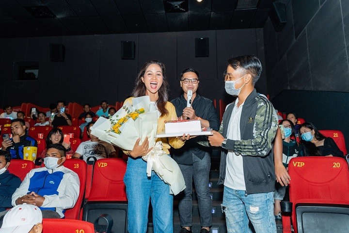 578: Phát đạn của kẻ điên: H'Hen Niê được buôn làng tặng hoa và bánh sinh nhật khi xem phim 578: Phát đạn của kẻ điên: H'Hen Niê được buôn làng tặng hoa và bánh sinh nhật khi xem phim