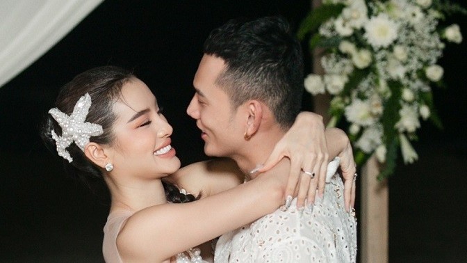 Phương Trinh Jolie hạnh phúc trong tiệc cưới 20 khách trên bãi biển