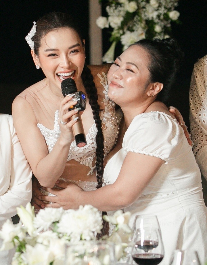 Phương Trinh Jolie lần đầu giới thiệu chị gái trong tiệc cưới. Cô tiết lộ chính chị ruột là người đăng ký cho cô dự thi Ngôi sao tiếng hát truyền hình 2006, ủng hộ cô theo đuổi nghệ thuật. Chị ruột của ca sĩ xúc động khi thấy em gái tìm được 'một nửa' hạnh phúc. 'Tôi lúc nào cũng mong Trinh hạnh phúc, tôi đợi mãi mới đến hôm nay. Mong chúng ta mãi là gia đình', cô nói.