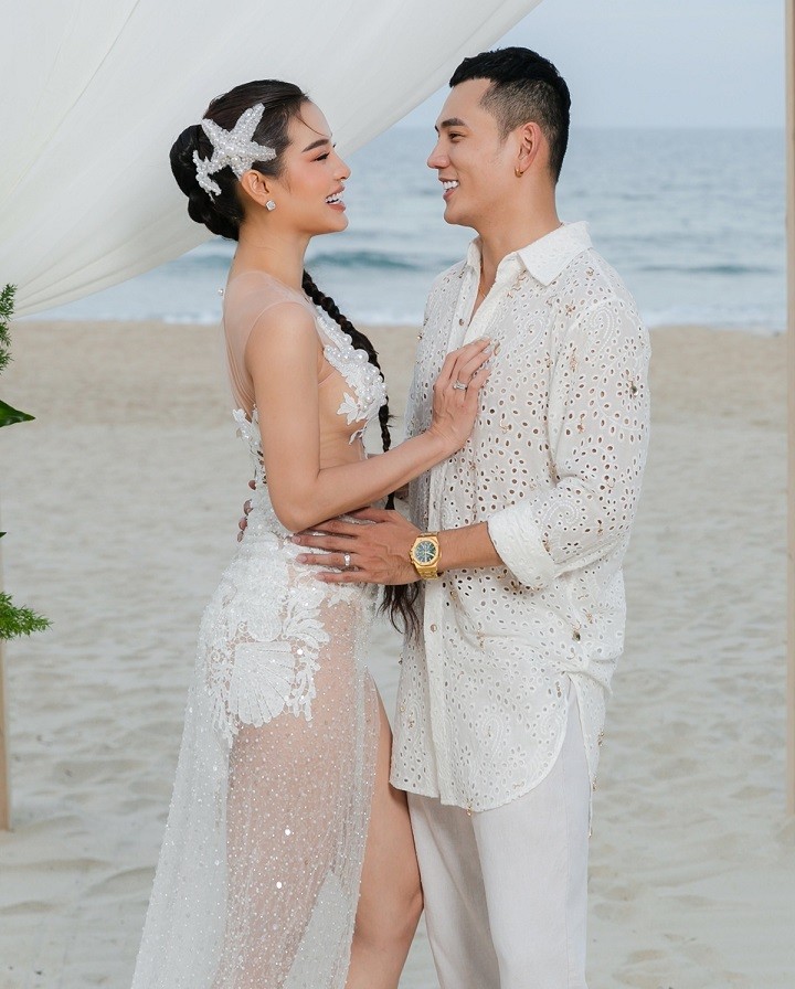 Tiệc cưới bắt đầu lúc 18h với thời tiết mát mẻ. Lý Bình mặc áo sơ mi và quần lụa màu trắng. Phương Trinh Jolie mặc đầm ren xuyên thấu tiệp màu lấy cảm hứng từ biển của nhà thiết kế Lâm Lâm. Cô không đeo trang sức cầu kỳ, chỉ hoàn thiện vẻ ngoài bằng đôi khuyên tai ngọc trai nhỏ. Ca sĩ tết tóc đuôi ngựa, đeo phụ kiện cài đầu hình sao biển.