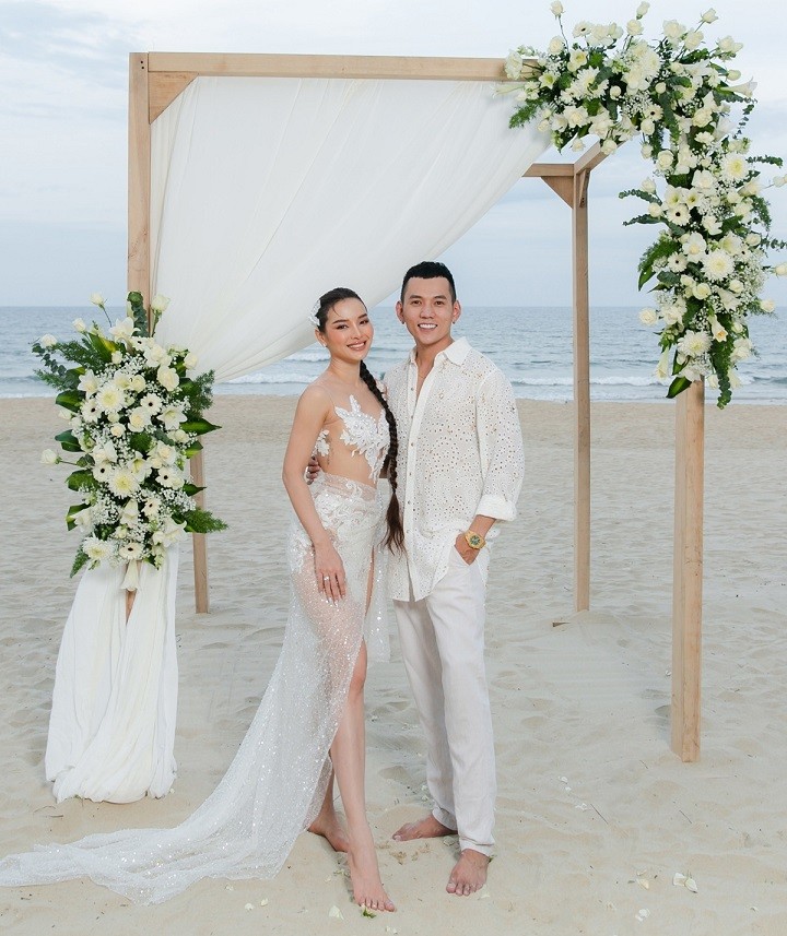 Phương Trinh cho biết buổi tiệc được tổ chức ấm cúng, trang trọng, giới hạn 20 khách mời là bạn bè, người thân của vợ chồng cô.