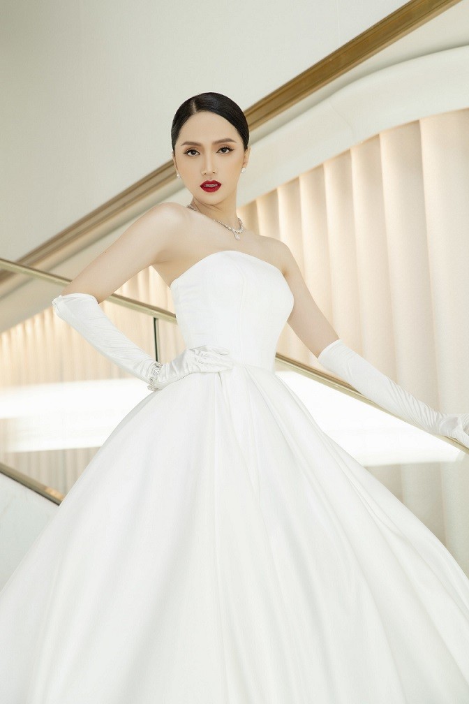 Hương Giang kết hợp phụ kiện trang sức, găng tay hài hòa với trang phục.