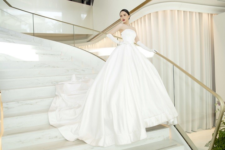 Chỉ dự thảm đỏ Cannes một lần nhưng Hương Giang mang theo cả êkíp riêng từ Việt Nam sang Pháp để chăm chút nhan sắc, hình ảnh cho cô.