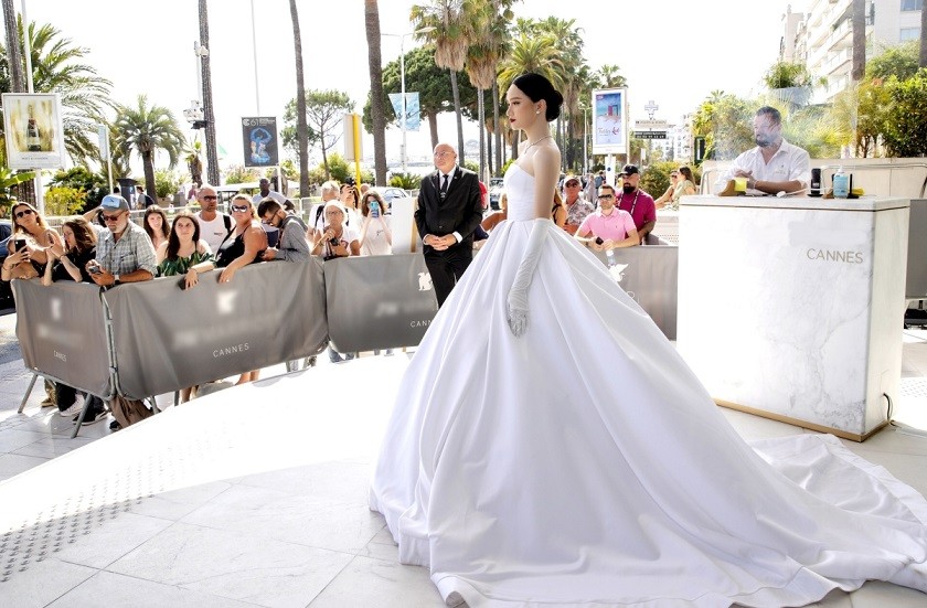 Hoa hậu Chuyển giới Quốc tế 2018 diện bộ váy trắng muốt, tùng xòe rộng, dài quét đất của nhà thiết kế Linh San.  'Khi được mời dự LHP Cannes tôi đã chuẩn bị kỹ lưỡng mọi thứ vì muốn xuất hiện thật chỉn chu trong lần đầu sải bước ở sự kiện điện ảnh lớn nhất hành tinh', Hương Giang nói.