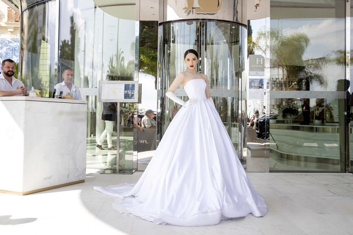 Hương Giang tạo dáng chụp ảnh tại khách sạn - nơi cô lưu trú ở Cannes - trước khi đến thảm đỏ.  Hương Giang lần đầu dự Liên hoan phim Cannes (LHP Cannes). Cô được một đối tác kinh doanh mời dự buổi ra mắt phim 'The stars at noon'.