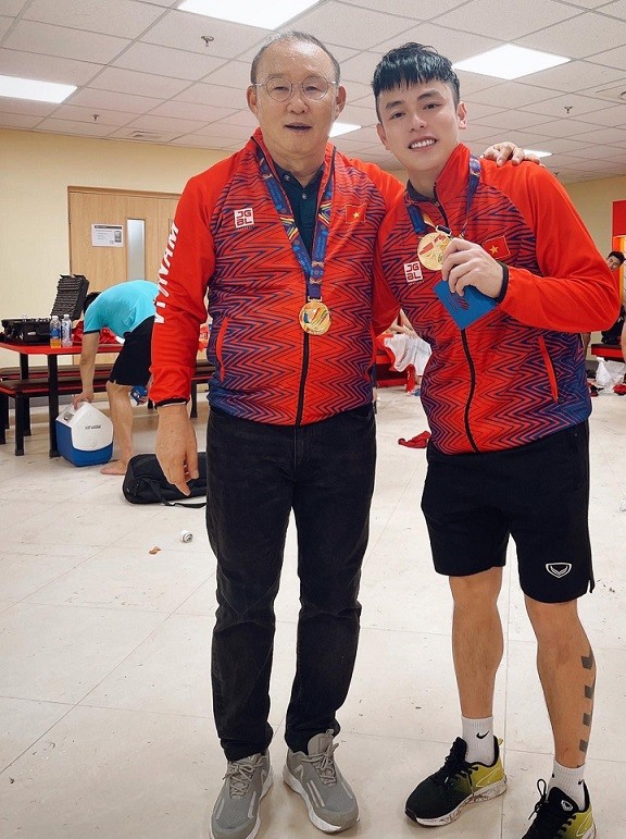 Sau chiến thắng của đội tuyển U23 Việt Nam tại SEA Games 31, bên cạnh tâm điểm là các cầu thủ tài năng, người hâm mộ còn dành sự quan tâm cho Vũ Anh Thắng - nam trợ lý ngôn ngữ của HLV Park Hang Seo.