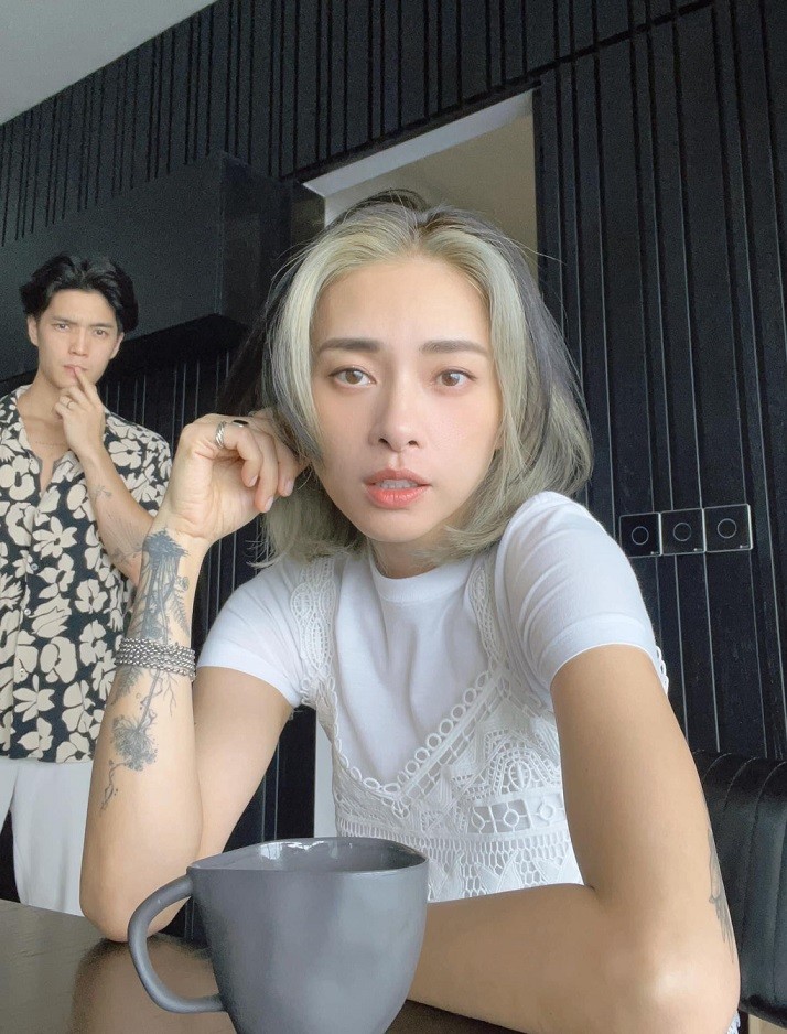 Sau hôn lễ cùng Huy Trần, Ngô Thanh Vân làm mới diện mạo với kiểu tóc phá cách. Cô cắt ngắn, tẩy và nhuộm tóc mái màu bạch kim - xu hướng nổi lên từ hai năm trước và vẫn được giới trẻ yêu thích đến hiện tại. Cùng việc thay đổi style tóc, 'đả nữ' màn ảnh Việt còn diện đồ nhí nhảnh hơn trước.