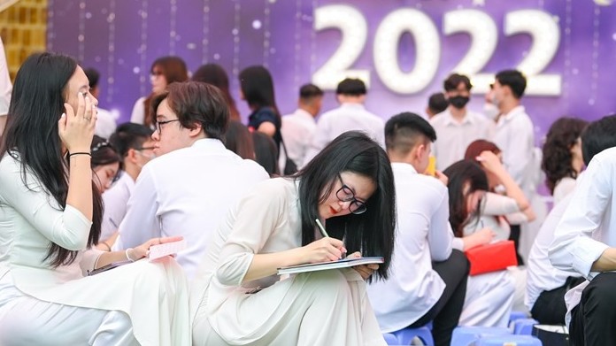 Những khoảnh khắc xúc động tại lễ bế giảng năm học 2021-2022 của học trò lớp 12