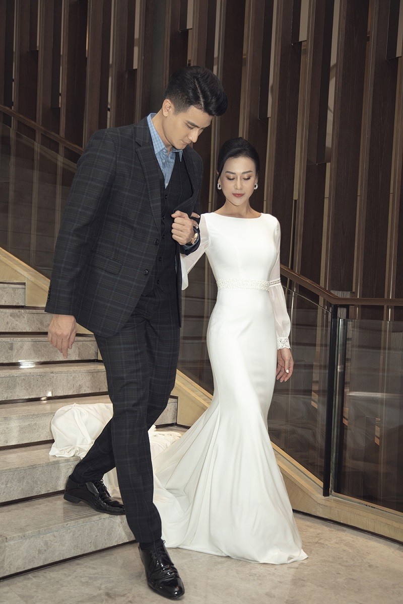 Lần đầu gặp lại sau buổi đóng TVC chung, Vĩnh Thụy tỏ ra ga-lăng khi cẩn thận dìu bước Phương Oanh xuống cầu thang, giúp cô thoải mái di chuyển với bộ váy dài thướt tha do Hà Bùi thiết kế.