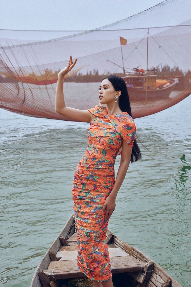 Tiểu Vy và êkíp của hai nhà mốt Việt mất một ngày để thực hiện bộ ảnh với các bối cảnh rừng dừa bảy mẫu, trên sông, cánh đồng lúa và khu phố cổ.