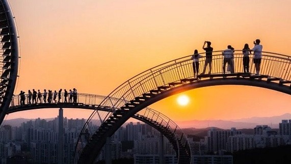 Hàn Quốc: Kiến trúc độc đáo của cầu đi bộ hình tàu lượn siêu tốc