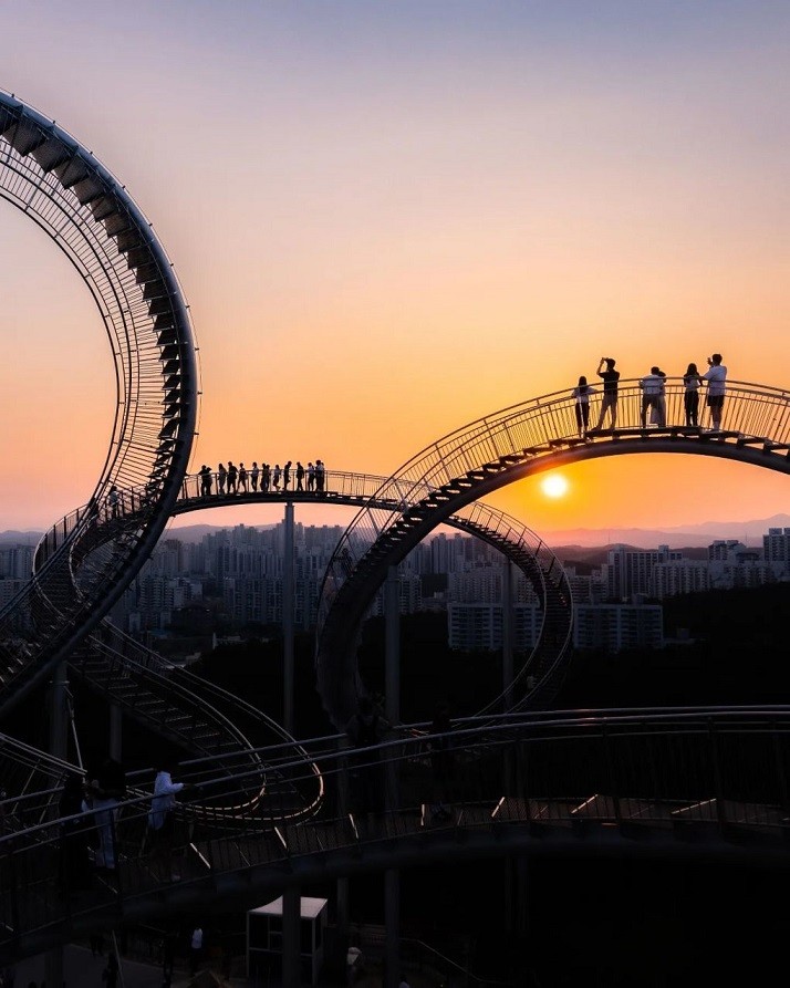 Hàn Quốc: Kiến trúc độc đáo của cầu đi bộ hình tàu lượn siêu tốc