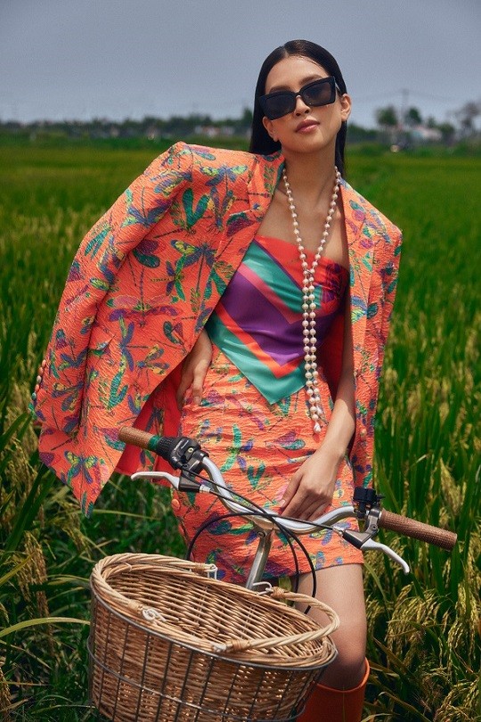 Họa tiết chủ đạo là những chú chuồn chuồn cách điệu bắt mắt với nhiều tông màu hợp xu hướng.