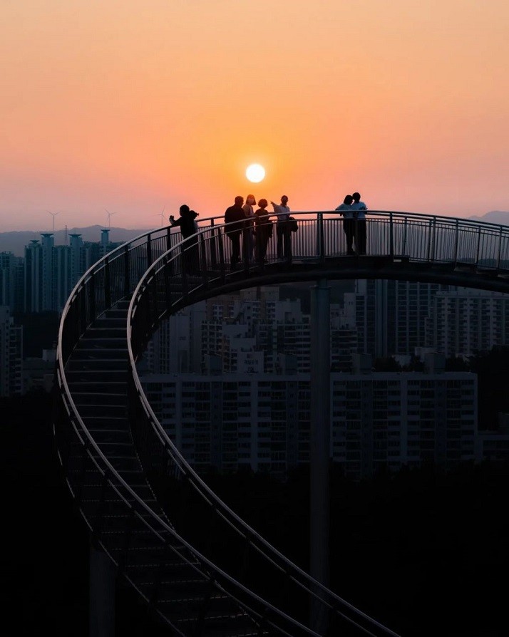 Hàn Quốc: Kiến trúc độc đáo của cầu đi bộ hình tàu lượn siêu tốc