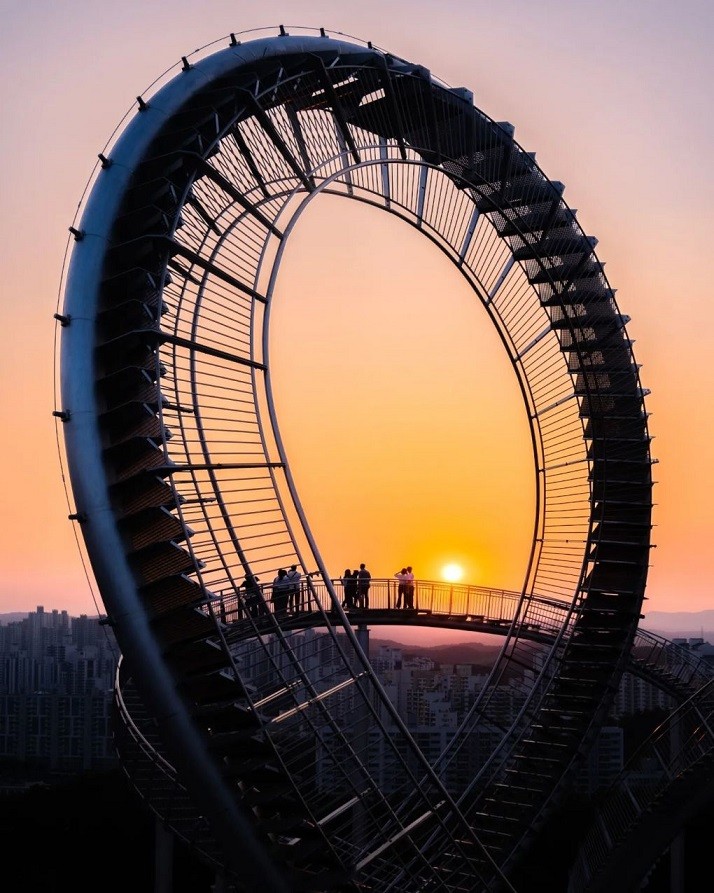 Hàn Quốc: Kiến trúc độc đáo của cầu đi bộ hình tàu lượn siêu tốc