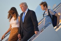 melania va barron trump lan dau don cay thong noel o nha trang