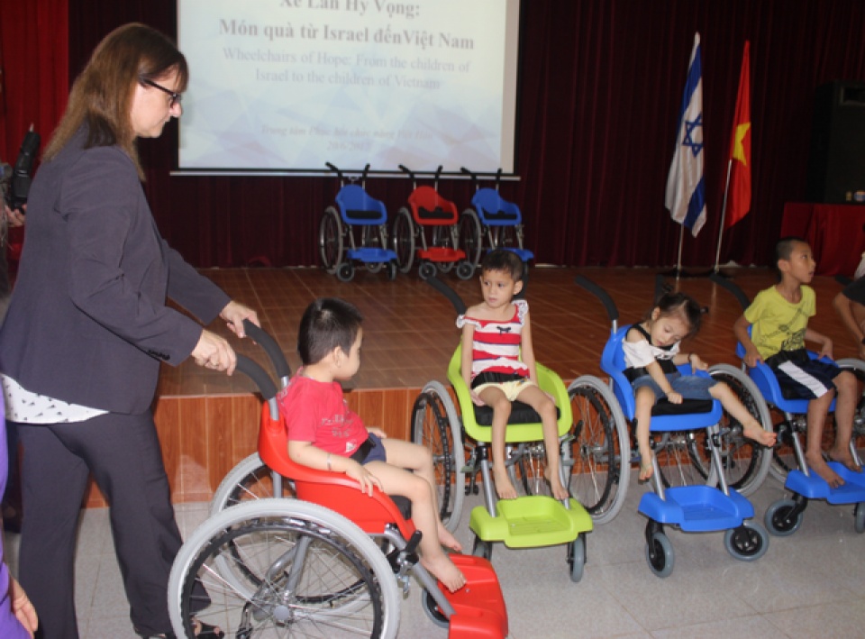 Đại sứ quán Israel trao tặng 100 xe lăn cho trẻ khuyết tật Việt Nam dai su quan israel trao tang 100 xe lan cho tre khuyet tat viet nam
