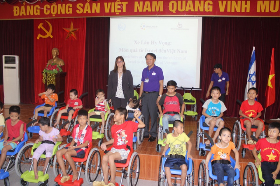 Đại sứ quán Israel trao tặng 100 xe lăn cho trẻ khuyết tật Việt Nam dai su quan israel trao tang 100 xe lan cho tre khuyet tat viet nam