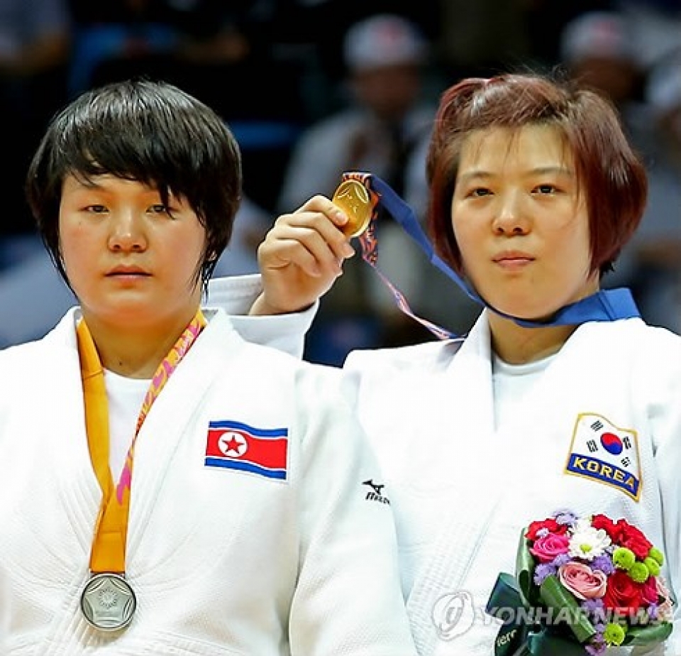 Hàn Quốc và Triều Tiên thi đấu trong một đội tại giải Judo han quoc va trieu tien thi dau trong mot doi chung tai giai judo