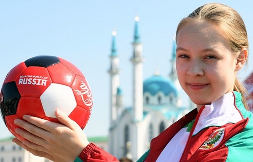 Lần đầu tiên có các cô bé nhặt bóng tại World Cup 2018