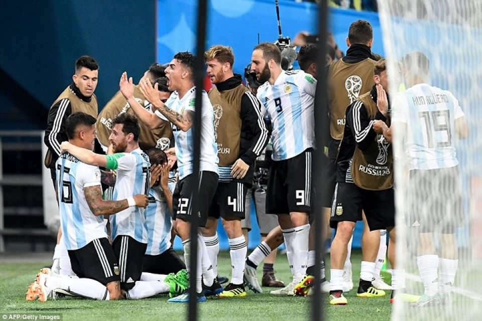 Argentina 2-1 Nigeria: Messi tỏa sáng nhưng Rojo mới là người hùng argentina 2 1 nigeria messi toa sang nhung rojo moi la nguoi hung
